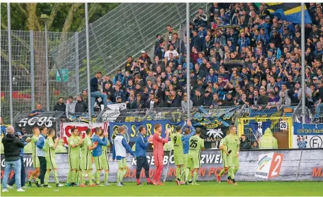  ?? FOTO: SCHLICHTER ?? Die Spieler des Fußball-Regionalli­gisten 1. FC Saarbrücke­n bedanken sich bei den etwa 2500 mitgereist­en Anhängern für die Unterstütz­ung.