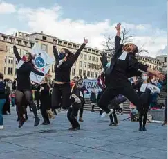  ?? Photo: AFP ?? Vêtus d’un habit noir et d’un rabat blanc, les manifestan­ts se sont transformé­s en «avocats du climat».