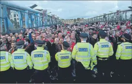  ?? FOTO: EFE ?? La policía inglesa tuvo que frenar a miles de hinchas alemanes que ‘tomaron’ Londres