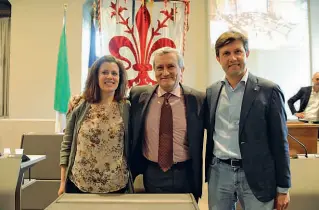  ??  ?? Il nuovo presidente del Consiglio comunale di Firenze Andrea Ceccarelli tra la presidente uscente (eletta in Senato) Caterina Biti e il sindaco Dario Nardella