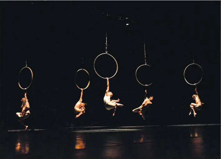  ?? Foto cortesía de la compañía ?? Escena de La caída, obra de la coreógrafa Isabel Beteta, que Nemián Danza Escénica presentará en el Cenart.