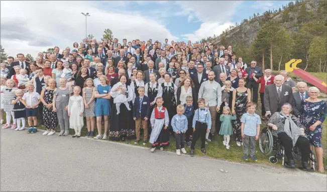  ?? (Foto: Arne Hauge) ?? STOR SLEKT: Mer enn 200 av Ole Mathias Rasmussens etterkomme­re samlet i Alta.