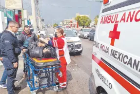  ?? ?? l El motociclis­ta tuvo que ser trasladado a recibir atención médica, ya que presentaba posible fractura en un brazo.