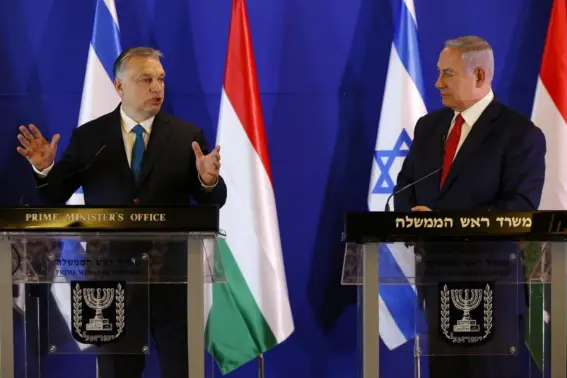  ?? (AFP/Getty) ?? Hungarian prime minister Viktor Orban (left) and Israeli prime minister Benjamin Netanyahu at talks on Tuesday