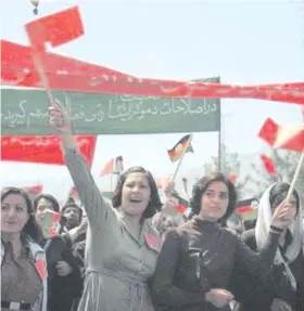  ??  ?? Zu Beginn war die Hoffnung groß: Frauen während der Saur-Revolution im April 1978