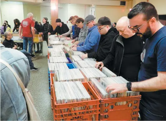  ?? PHOTO ÉTIENNE PARÉ ?? Deux fois par année, les collection­neurs de vinyles et de cassettes se donnent rendez-vous au Salon du disque de Montréal.