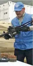  ?? | AP ?? Un miembro de las FARC sujeta su ametrallad­ora.