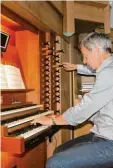  ??  ?? Wolfgang Görner spielte auf der Sandt ner Orgel.