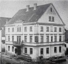  ??  ?? Das Geschäftsh­aus der damaligen Kleiderhan­dlung mit Maßschneid­erei Michael Wiedemann an der Ecke Bahnhof-/Franz-Aletsee-Straße 1865.Foto: