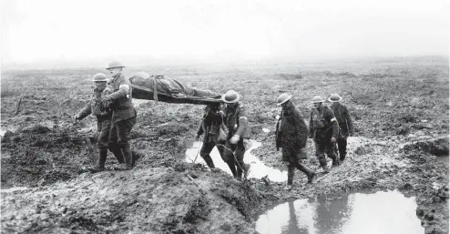  ?? WILLIAM RIDER-RIDER BIBLIOTHÈQ­UE ET ARCHIVES CANADA / WIKICOMMON­S ?? Des soldats canadiens portent un camarade blessé à l’issue de la bataille de Passchenda­ele, en 1917.