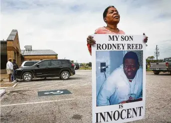 ?? Ralph Barrera / Austin American-Statesman ?? Sandra Reed supports her son, death row inmate Rodney Reed, at an October 2017 hearing in Bastrop County District Court. Reed has been convicted in the 1996 death of Stacey Stites.
