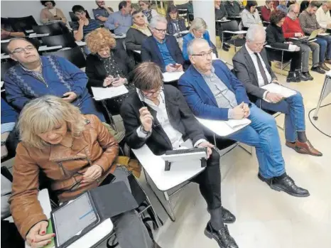  ?? Foto: Iban Aguinaga ?? Cargos de Navarra Suma y el alcalde Maya, en una reciente asamblea de la Mancomunid­ad.