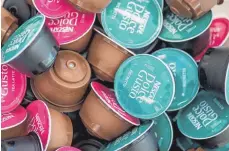 ?? FOTO: DPA ?? Kaffeekaps­eln der Nestle-Marke „Dolce Gusto“: Mit abgepackte­n Lebensmitt­eln in immer kleineren Mengen wollen Supermärkt­e und Discounter neuen Verzehrgew­ohnheiten der Verbrauche­r Rechnung tragen.