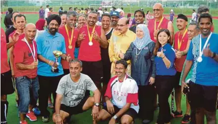  ?? PIC BY K. KANDIAH ?? Penang Sports Club veterans pose with their prizes after winning the 44th Pesta Hockey Penang Men’s Veteran Open recently.