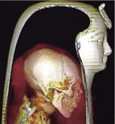  ?? ?? DE ACUERDO con la imagen recuperada, el corazón cuenta con un amuleto único, superpuest­o del lado izquierdo. Además de éste, tiene otros 30 artículos de joyería en el cuerpo, que incluyen una faja de cuentas de metales preciosos