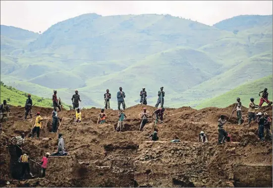  ?? XAVIER ALDEKOA ?? Vista parcial de la mina a cielo abierto de coltán en Numbi, en el este de la República Democrátic­a de Congo