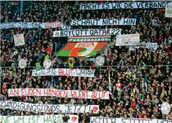  ?? Foto: Ulrich Wagner ?? „Macht es wie die Verbände – schaut nicht hin“: Am letzten Spieltag der Bundesliga vor der WM-Pause protestier­ten viele Fanszenen, hier beim FC Augsburg, gegen die WM in Katar.