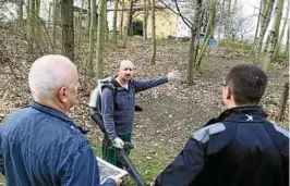  ??  ?? Am „Wäldchen“, das in Pößneck-Ost als Schandflec­k gilt, liest Udo Schmidt den Bauamtsmit­arbeitern Wolfgang Hanft (l.) und Frank Bachmann (r.) die Leviten. Foto: Marius Koity