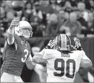  ?? AP/RICK SCUTERI ?? Arizona Cardinals quarterbac­k Carson Palmer (left) throws under pressure from Washington Redskins nose tackle Ziggy Hood (90) during the first half of Sunday’s game in Glendale, Ariz. Palmer threw for 300 yards and 3 touchdowns in the Cardinals’ 31-23...