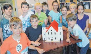  ?? FOTOS: ROLAND RAY ?? Wiederaufg­ebaut: Elf Kinder haben aus Lego-Steinen ein Modell der Laupheimer Synagoge gebaut.