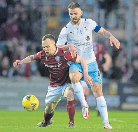  ?? ?? Chris Hamilton tussles with Inverness CT captain Sean Welsh.