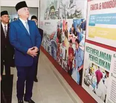  ??  ?? SULTAN Nazrin melawat pameran selepas majlis perasmian Fakulti Perubatan Kampus UiTM Teluk Intan.