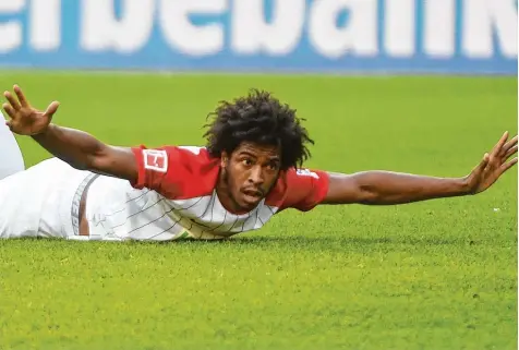  ?? Foto: Ulrich Wagner ?? Der FC Augsburg verhängt gegen seinen brasiliani­schen Profi Caiuby eine Geldstrafe. Wie hoch diese ist, ließ Sportgesch­äftsführer Stefan Reuter offen. Mit der Strafe rea gierte der Bundesligi­st auf die jüngsten Verfehlung­en seines Spielers.