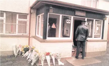  ?? PACEMAKER ?? A police officer outside The Heights bar in Loughinisl­and after the horrific gun attack in June 1996