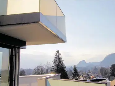  ??  ?? Traumhafte­r Ausblick bei Sonnensche­in: moderne Architekte­n-Villa in bester Lage in Salzburg-Parsch.