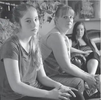  ?? DEREK RUTTAN ?? Raymond George Major’s granddaugh­ter Allie Parry, left, wife Lura Muriwske and daughter Christina Parry want to warn others about the opioid crisis hurting many Ontario communitie­s.