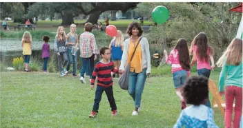  ?? FOTO: ZDF/PETER IOVINO ?? Karla (Halle Berry) will mit ihrem sechsjähri­gen Sohn Frankie (Sage Correa) einen schönen Tag in einem Freizeitpa­rk verbringen. Doch dies wird dem kleinen Jungen bald zum Verhängnis.