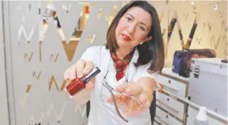  ?? DIVULGAÇÃO ?? Depois de perder emprego, Maria Cristina Oliveira buscou formação alternativ­a como manicure