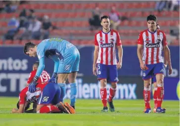  ?? FOTO: JAM MEDIA ?? > Los jugadores del Atlético San Luis se lamentan tras la derrota.