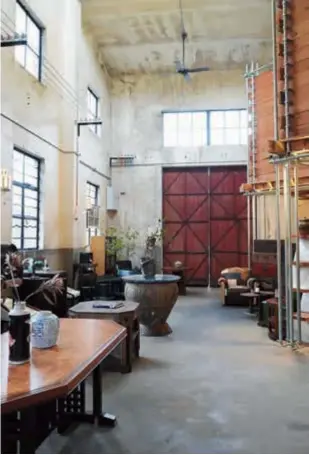  ?? ?? The Nanxiang factory building hosts a diverse array of vintage furniture and collectibl­es from 1930s Shanghai. — Photos by Wan Yue