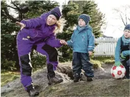  ?? FOTO: HOPPIN ?? BARNEHAGEN: Tøyet skal passe perfekt for de ansatte i barnehagen­e. Dette bildet er et reklamebil­de.