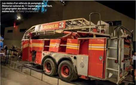  ??  ?? Les restes d’un véhicule de pompiers au Mémorial national du 11 Septembre à New York. La géographie des villes est aussi mémorielle. (© Pitk)/ Shuttersto­ck)