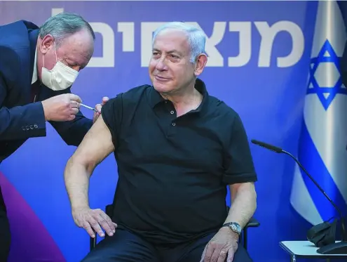  ?? AP ?? El «premier» israelí, Benjamin Netanyahu, se vacuna en un centro médico de Ramat Gan el pasado sábado