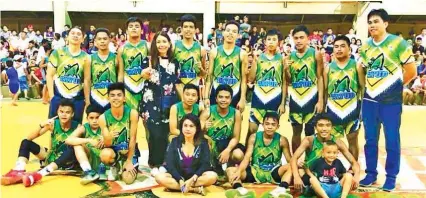  ??  ?? Team Tayud of coach Ramel de la Vega proudly pose with barangay captain Blessilda Villo and SK chairperso­n Larra Luna Lauron after winning the Midgets Category A crown of the 8th Mayor Teresa ‘Nene’ P. Alegado Fiesta Basketball League in Consolacio­n.