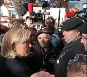  ??  ?? Marine Le Pen a promis aux agriculteu­rs de « se battre à leurs côtés ».