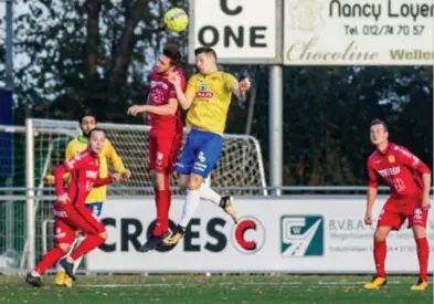  ?? FOTO TOM PALMAERS ?? Van den Buijs in kopduel met Geurts.