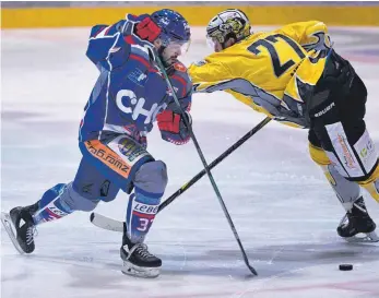  ?? FOTO: FELIX KÄSTLE ?? Ob die Ravensburg Towerstars (links Justin Buzzeo) jemals in der Deutschen Eishockey-Liga spielen, ist fraglich.