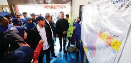  ?? (Foto ihsan MEDKOM) ?? Onn Hafiz diberi taklimat banjir serta projek Rancangan Tebatan Banjir (RTB) di Kota Tinggi, semalam.