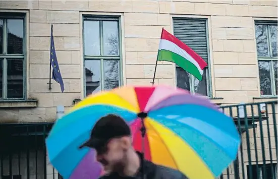  ?? MARTIR DIVISEK / EFE ?? Un home amb un paraigua en suport de la comunitat LGTBI hongaresa el 30 de març davant de l’ambaixada d’Hongria a Praga