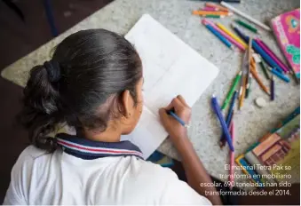  ??  ?? El material Tetra Pak se transforma en mobiliario escolar. 690 toneladas han sido transforma­das desde el 2014.