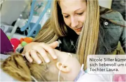  ??  ?? Nicole Siller kümmert sich liebevoll um ihre Tochter Laura.