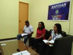  ??  ?? Kinumpirma ni Jannette Cruz-Ferran (nasa kanan), scholarshi­p program coordinato­r ng Bureau of Fisheries and Aquatic Resources na nagsimula nang tumanggap ng mga aplikasyon para sa 2019 Fisheries Scholarshi­p Program na ibinibigay ng ahensiya para sa mga interesado­ng magpatuloy sa pag-aaral ng apat na taon sa kursong fishery. (Larawan ni Dinnes Manzo/PIA-Romblon)