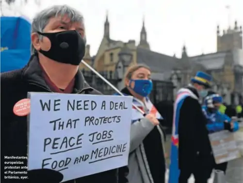  ?? EFE/EPA/ANDY RAIN ?? Manifestan­tes europeísta­s protestan ante el Parlamento británico, ayer.