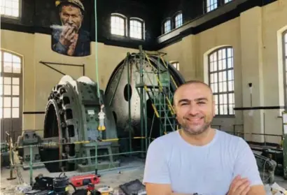  ?? FOTO ZB ?? Orhan Gurbulak in het statige ophaalgebo­uw, mét oude machinerie. “Ik was meteen verkocht.”