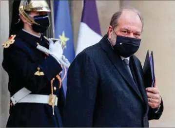  ??  ?? Justitsmin­ister Eric DupondMore­tti forlader praesident Macrons Elysée-palae efter en ministermø­de den 3. februar. Foto: Ludovic Marin/AFP