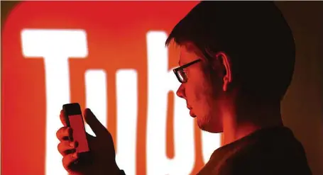  ?? FOTO SHUTTERSTO­CK ?? YouTube told creators to expect more accidental video removals during coronaviru­s pandemic due to automated software.